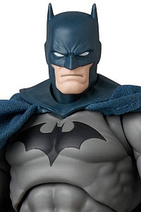 MedicomToy MAFEX No.295 BATMAN DAMAGE Ver. (BATMAN: HUSH Ver.) Action Figure